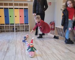 dzieci obserwujące psikusy elfa