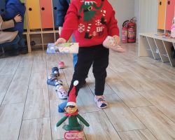 dzieci obserwujące psikusy elfa