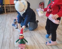 dzieci obserwujące psikusy elfa