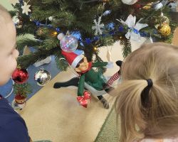 dzieci obserwujące psikusy elfa