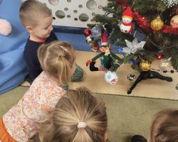 dzieci obserwujące psikusy elfa