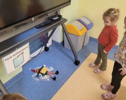 dzieci obserwujące psikusy elfa