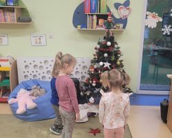 dzieci obserwujące psikusy elfa