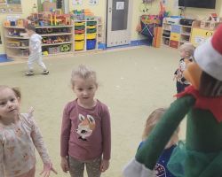 dzieci obserwujące psikusy elfa