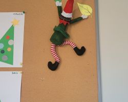 dzieci obserwujące psikusy elfa