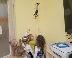 dzieci obserwujące psikusy elfa