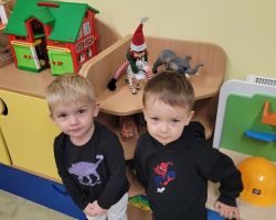 dzieci obserwujące psikusy elfa