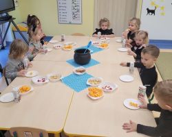 dzieci świętujące andrzejki