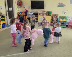 zdjęcia dzieci podczas obchodów dnia pluszowego misia