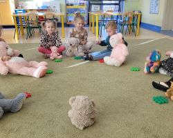 zdjęcia dzieci podczas obchodów dnia pluszowego misia