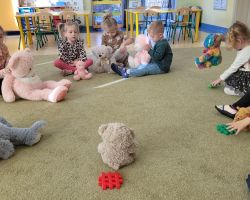 zdjęcia dzieci podczas obchodów dnia pluszowego misia