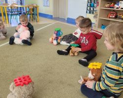 zdjęcia dzieci podczas obchodów dnia pluszowego misia