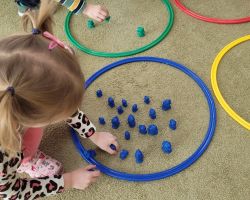 zdjęcia dzieci podczas obchodów dnia pluszowego misia