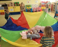 zdjęcia dzieci podczas obchodów dnia pluszowego misia