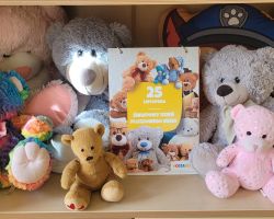 zdjęcia dzieci podczas obchodów dnia pluszowego misia