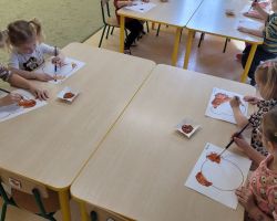 zdjęcia dzieci podczas obchodów dnia pluszowego misia