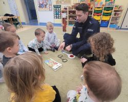 zdjęcia dzieci podczas spotkania z policjantem