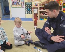zdjęcia dzieci podczas spotkania z policjantem
