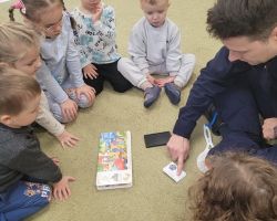 zdjęcia dzieci podczas spotkania z policjantem