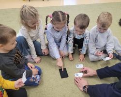 zdjęcia dzieci podczas spotkania z policjantem