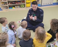 zdjęcia dzieci podczas spotkania z policjantem