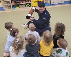 zdjęcia dzieci podczas spotkania z policjantem