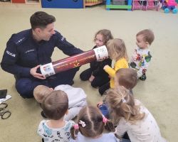 zdjęcia dzieci podczas spotkania z policjantem