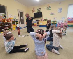 zdjęcia dzieci podczas spotkania z policjantem