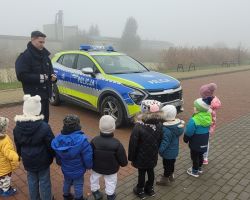 zdjęcia dzieci podczas spotkania z policjantem
