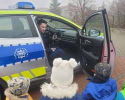 zdjęcia dzieci podczas spotkania z policjantem