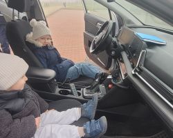 zdjęcia dzieci podczas spotkania z policjantem