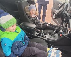 zdjęcia dzieci podczas spotkania z policjantem