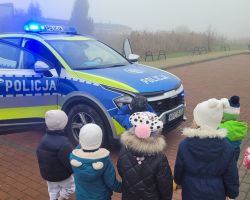 zdjęcia dzieci podczas spotkania z policjantem
