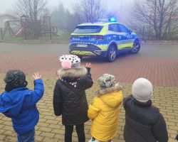 zdjęcia dzieci podczas spotkania z policjantem