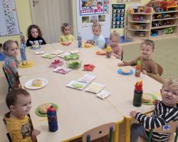 zdjęcia dzieci podczas dnia zdrowego śniadania