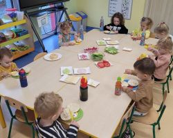 zdjęcia dzieci podczas dnia zdrowego śniadania