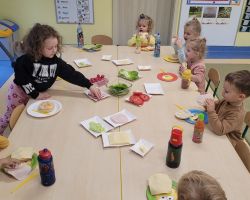 zdjęcia dzieci podczas dnia zdrowego śniadania