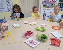 zdjęcia dzieci podczas dnia zdrowego śniadania