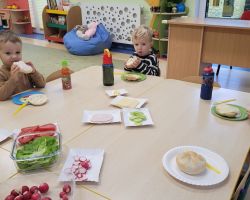 zdjęcia dzieci podczas dnia zdrowego śniadania