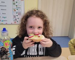 zdjęcia dzieci podczas dnia zdrowego śniadania