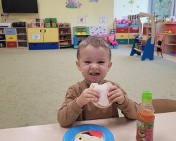 zdjęcia dzieci podczas dnia zdrowego śniadania