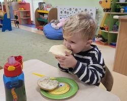 zdjęcia dzieci podczas dnia zdrowego śniadania