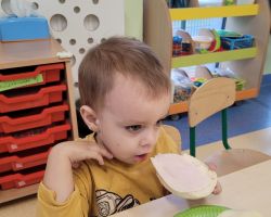 zdjęcia dzieci podczas dnia zdrowego śniadania