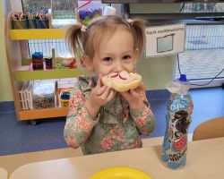 zdjęcia dzieci podczas dnia zdrowego śniadania