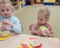 zdjęcia dzieci podczas dnia zdrowego śniadania