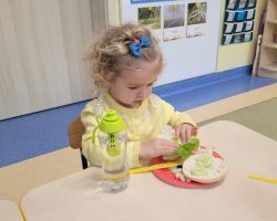 zdjęcia dzieci podczas dnia zdrowego śniadania