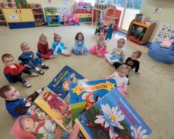 zdjęcia dzieci podczas obchodów dnia postaci z bajek