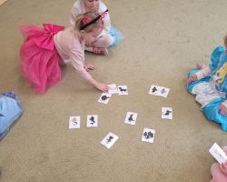 zdjęcia dzieci podczas obchodów dnia postaci z bajek