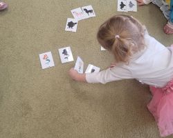 zdjęcia dzieci podczas obchodów dnia postaci z bajek