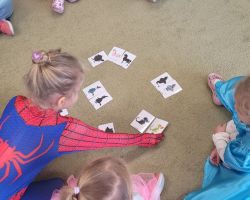 zdjęcia dzieci podczas obchodów dnia postaci z bajek